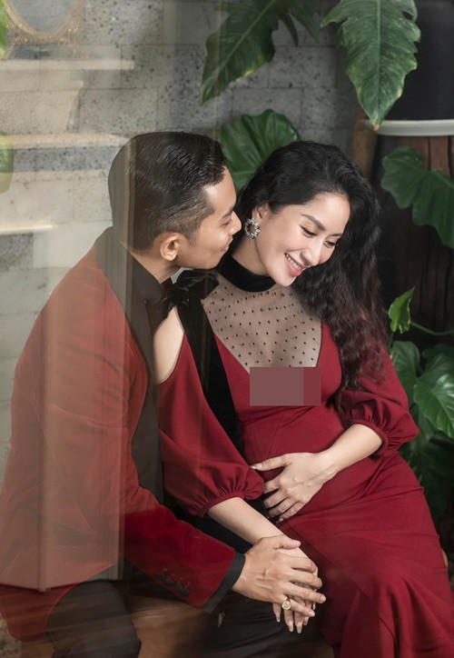 Ít ngày trước khi lâm bồn, bà xã Phan Hiển chia sẻ: "Thức đêm vì khó thở quá, nằm kiểu gì cũng khó ngủ. Rồi thấy chán vì cảm giác như kiểu không có làm được việc gì. Thấy rảnh quá. Xong sáng nay khóc vì chán. Bầu sắp đẻ nên tự nhủ tâm lý hơi bất ổn vì nhàn rỗi quá".