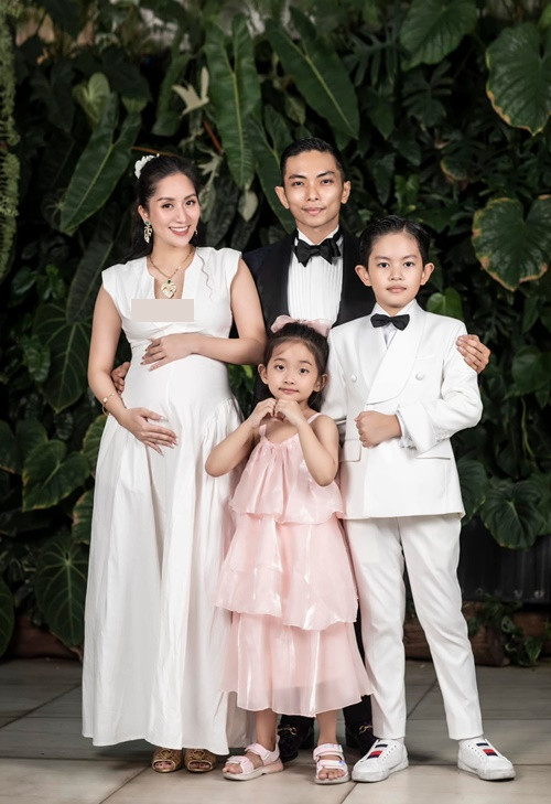 Khánh Thi khoe vẻ rạng rỡ, gợi cảm khi sắp sinh nở.