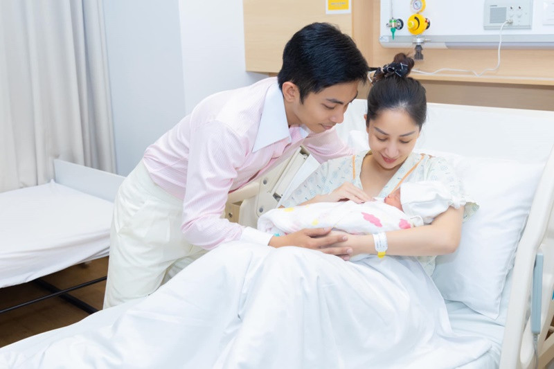 Phan Hiển luôn túc trực ở bệnh viện khi Khánh Thi sinh nở.