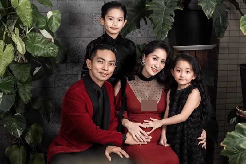 Khánh Thi thích bận rộn dù bầu bí. Cô lo nhiều việc từ đội tuyển, trung tâm, viện nghệ thuật, bán hàng online đến con cái.