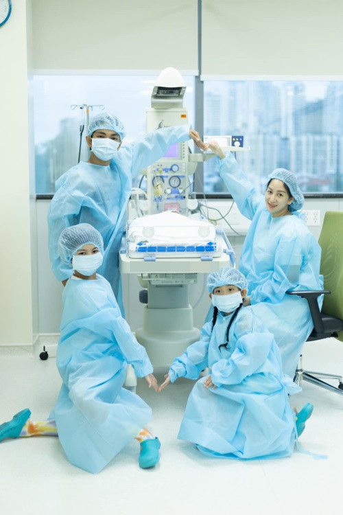 Bé Kubi và bé Anna đều vào bệnh viện thăm em mới sinh.