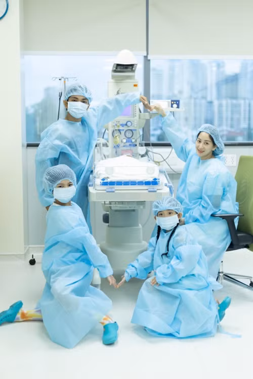 Bé Kubi và bé Anna đều vào bệnh viện thăm em mới sinh.