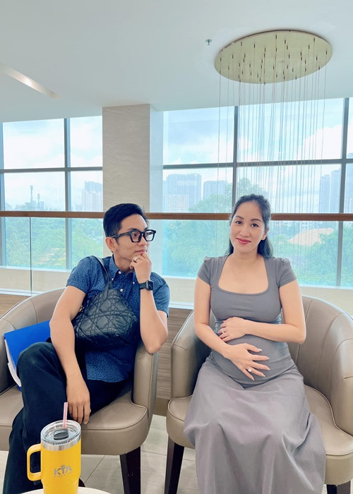 Ít ngày trước, Phan Hiển dẫn Khánh Thi đi khám thai và đăng ký chọn gói sinh.