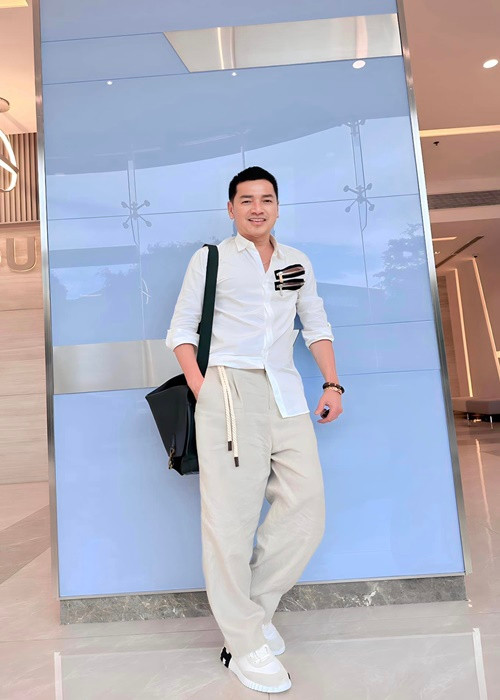 Quang Minh bước sang tuổi 64 nhưng vẫn phong độ, bảnh bao và trẻ trung.