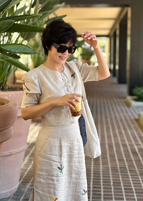 Vợ cũ Quang Minh có gu thời trang trẻ trung ở đời thường.