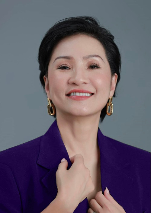 Hồng Đào đón sinh nhật lần thứ 61. Cô được khen trẻ trung hơn so với tuổi thật.