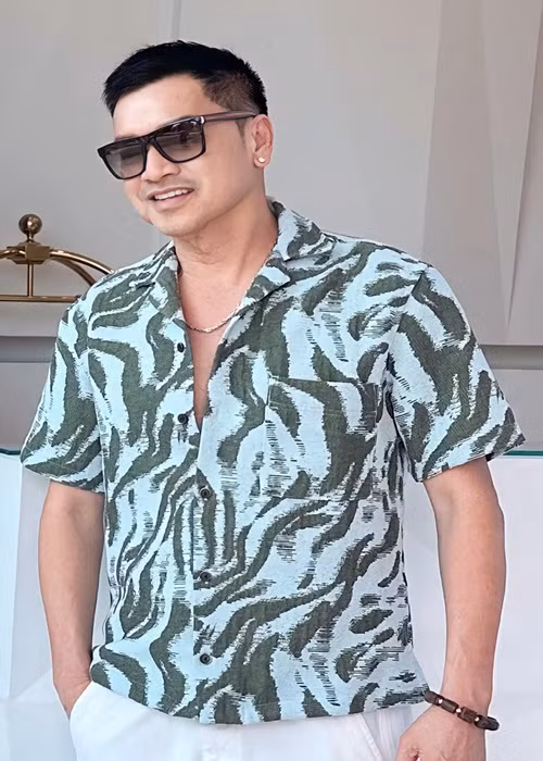 Về mối quan hệ với vợ cũ, Quang Minh tiết lộ: “Tôi với Đào bây giờ hoàn toàn bình thường nhưng tôi biết, cô ấy còn giận tôi lắm. Mỗi lần thấy cô ấy nhắn tin, bận cỡ nào tôi cũng phải trả lời ngay nhưng khi tôi nhắn cho cô ấy, thường tôi nhận về là sự im lặng. Nếu có một điều ước, tôi chỉ mong, chúng tôi lại có thể cùng nhau hoạt động nghệ thuật, cùng nhau chăm sóc gia đình, không còn thù hận nào giữa chúng tôi”.