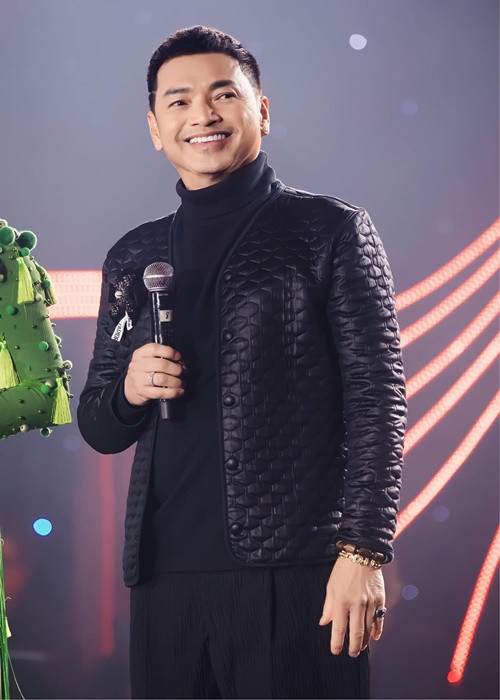 Giống Hồng Đào, Quang Minh cũng đi về giữa Mỹ và Việt Nam để tham gia các dự án nghệ thuật.