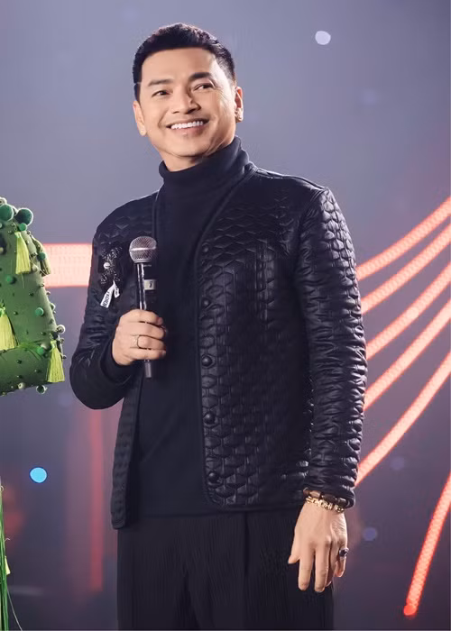 Giống Hồng Đào, Quang Minh cũng đi về giữa Mỹ và Việt Nam để tham gia các dự án nghệ thuật.