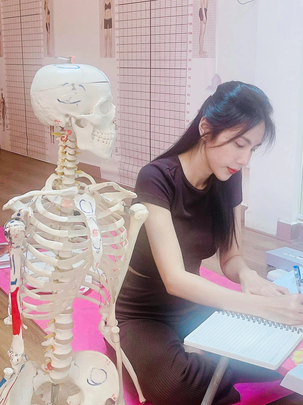 Hồi tháng 3, Thủy Tiên từng gây chú ý khi đăng hình ảnh đi học về giải phẫu, châm cứu và chia sẻ: "Mình sẽ không thể biết mình thích trở thành người như thế nào trong tương lai, nên hãy học hết những thứ mà mình muốn học, làm hết những thứ mình muốn làm".