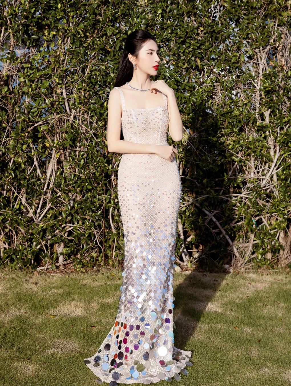 Thi thoảng, Thủy Tiên tham gia một số sự kiện thời trang của bạn bè thân thiết. Tháng 4, cô dự show của nhà thiết kế Đỗ Long, diện trang phục khoe dáng gợi cảm.