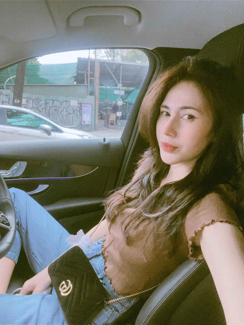 Những tháng gần đây, Thủy Tiên thoải mái hơn trong việc chia sẻ hình ảnh, cuộc sống đời thường lên mạng xã hội. "Mặc chiếc quần jean, tự lái xe đi mua trà sữa, ngắm phố phường vắng vẻ… Chợt nhận ra nỗi cô đơn cũng đẹp như 1 bông hoa", ca sĩ viết hôm 2/9.