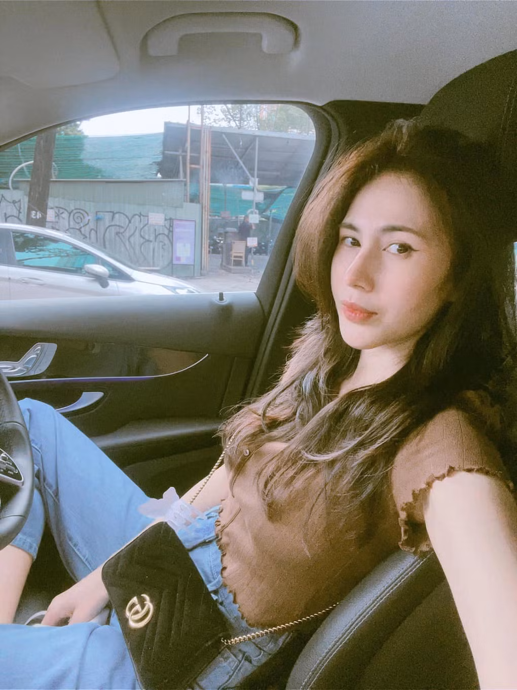 Những tháng gần đây, Thủy Tiên thoải mái hơn trong việc chia sẻ hình ảnh, cuộc sống đời thường lên mạng xã hội. "Mặc chiếc quần jean, tự lái xe đi mua trà sữa, ngắm phố phường vắng vẻ… Chợt nhận ra nỗi cô đơn cũng đẹp như 1 bông hoa", ca sĩ viết hôm 2/9.