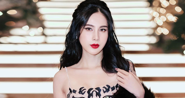 Hồi tháng 5, ca sĩ có bài đăng giải thích về thông tin cho rằng cô đếm nhầm "6 tờ 500 nghìn thành 5 triệu đồng" trong vụ ồn ào từ thiện 3 năm trước. "Tôi biết nói ra cũng không thay đổi được gì, ai không tin thì họ cứ không tin, nhưng tôi nghĩ rằng những người đang theo dõi Tiên họ sẽ nhẹ lòng hơn khi nghe được sự thật câu chuyện được chia sẻ", Thủy Tiên nói.