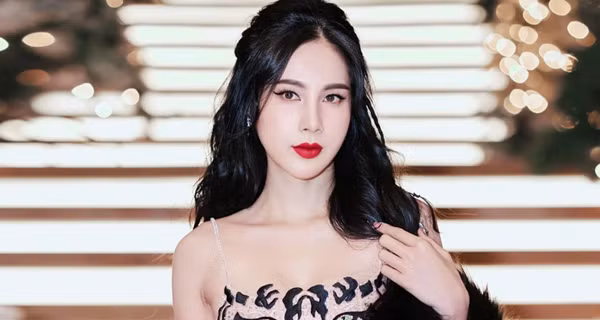 Hồi tháng 5, ca sĩ có bài đăng giải thích về thông tin cho rằng cô đếm nhầm "6 tờ 500 nghìn thành 5 triệu đồng" trong vụ ồn ào từ thiện 3 năm trước. "Tôi biết nói ra cũng không thay đổi được gì, ai không tin thì họ cứ không tin, nhưng tôi nghĩ rằng những người đang theo dõi Tiên họ sẽ nhẹ lòng hơn khi nghe được sự thật câu chuyện được chia sẻ", Thủy Tiên nói.