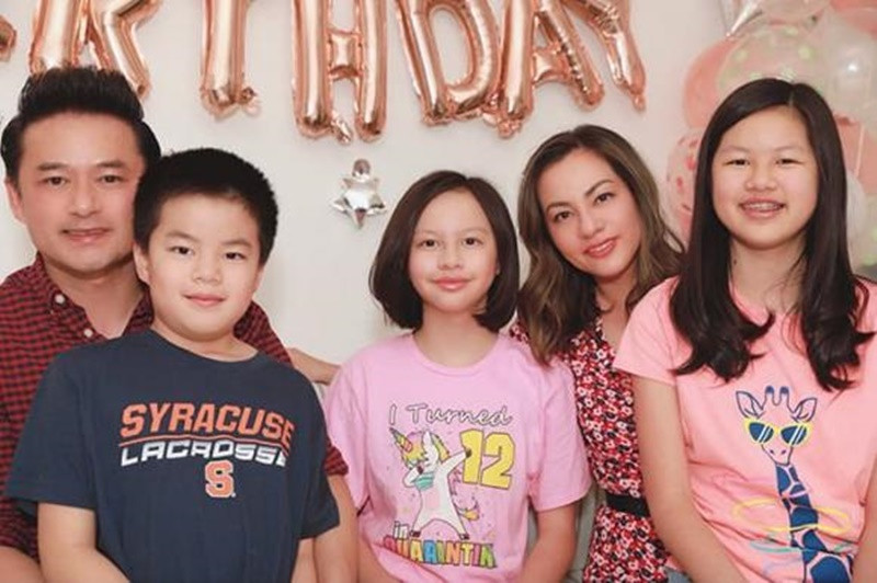 Angelina và Valentina sống cùng mẹ, cha dượng và em trai cùng mẹ khác cha trong những năm qua. Ảnh: Thương Hiệu Và Pháp Luật.