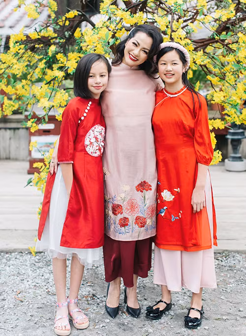 Ngọc Thúy cùng hai con gái diện áo dài trong dịp Tết Nguyên đán 2020. Ảnh: Vietnamnet.