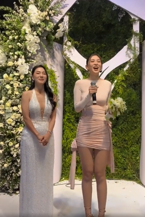 Tiểu Vy trao lại hoa cho "bà trùm hoa hậu" Phạm Kim Dung. Ảnh: VTV.