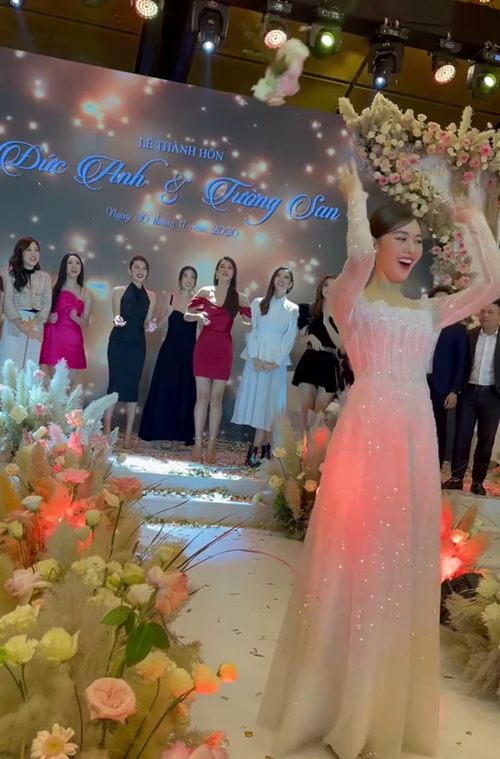 Năm 2020, Tiểu Vy cùng dàn hậu chờ đợi bó hoa cưới từ Á hậu Tường San. Ảnh: VTV.