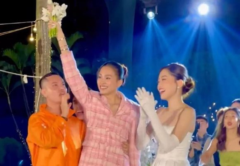 Tiểu Vy chụp được hoa cưới từ Phương Nga. Ảnh: Thương Hiệu Và Pháp Luật.