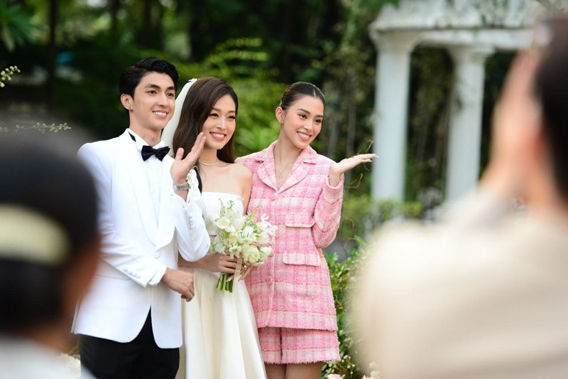 Trong đám cưới của Á hậu Phương Nga năm 2022, Tiểu Vy tham gia phần tung hoa náo nhiệt của cô dâu. Ảnh: Tiền Phong.