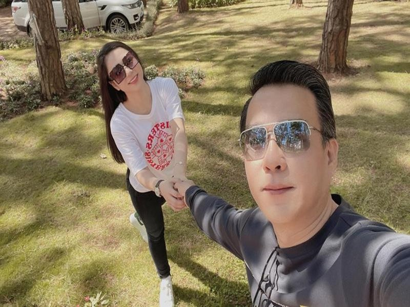 Cách đây 6 tháng, mối quan hệ giữa Hà Thanh Xuân và Thắng Ngô bị đồn rạn nứt khi cả hai không còn kết bạn trên mạng xã hội cũng như xóa ảnh chung. Ngay lập tức, “vua cá Koi” phủ nhận tin đồn. "Khi vợ chồng chúng tôi chưa lên tiếng, thì những thông tin trên mạng xã hội không hề liên quan", nam doanh nhân chia sẻ trên Dân Trí. Ảnh: Saostar.