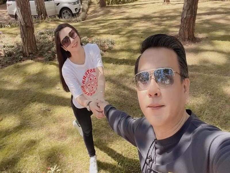 Cách đây 6 tháng, mối quan hệ giữa Hà Thanh Xuân và Thắng Ngô bị đồn rạn nứt khi cả hai không còn kết bạn trên mạng xã hội cũng như xóa ảnh chung. Ngay lập tức, “vua cá Koi” phủ nhận tin đồn. "Khi vợ chồng chúng tôi chưa lên tiếng, thì những thông tin trên mạng xã hội không hề liên quan", nam doanh nhân chia sẻ trên Dân Trí. Ảnh: Saostar.