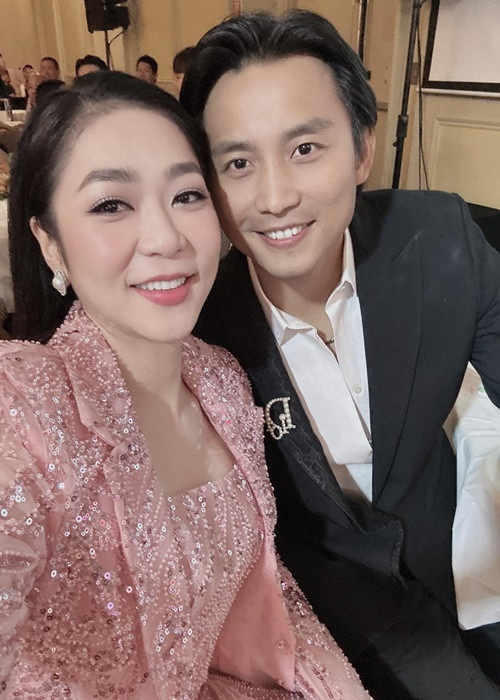 Về phía Hà Thanh Xuân, hậu tuyên bố chia tay, cô khoe loạt khoảnh khắc vui vẻ bên các đồng nghiệp khi đi diễn. Ảnh: FBNV.