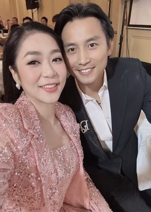 Về phía Hà Thanh Xuân, hậu tuyên bố chia tay, cô khoe loạt khoảnh khắc vui vẻ bên các đồng nghiệp khi đi diễn. Ảnh: FBNV.