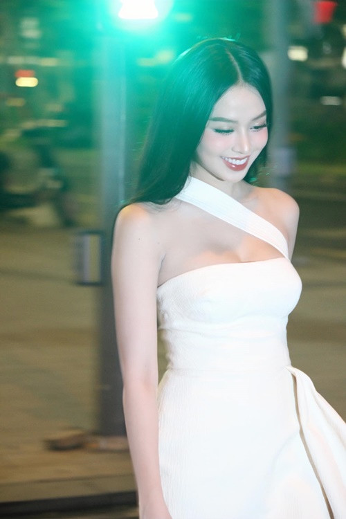 Dự sự kiện hay ở đời thường, Hoa hậu Việt Nam 2022 yêu thích đầm ôm body cúp ngực hoặc váy quây.