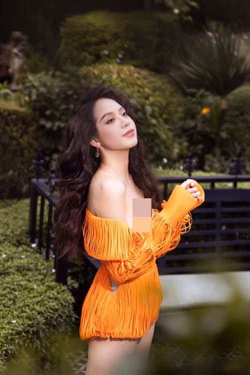 Khoác lên mình đầm trễ vai, Thanh Thủy khoe khuôn ngực tinh tế.