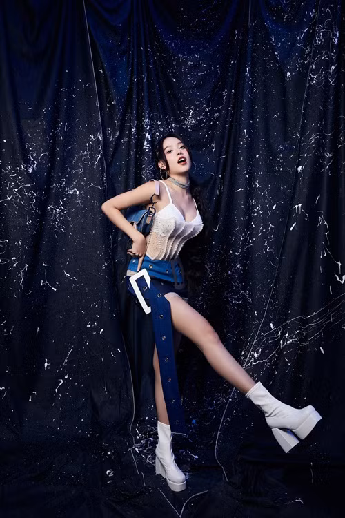 Nàng hậu còn yêu thích thiết kế áo corset hai dây bó sát để tôn eo thon ngực đầy.