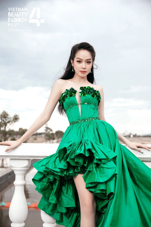 Chiếc mũi cao vút của Thanh Thủy khiến cô càng xinh đẹp.