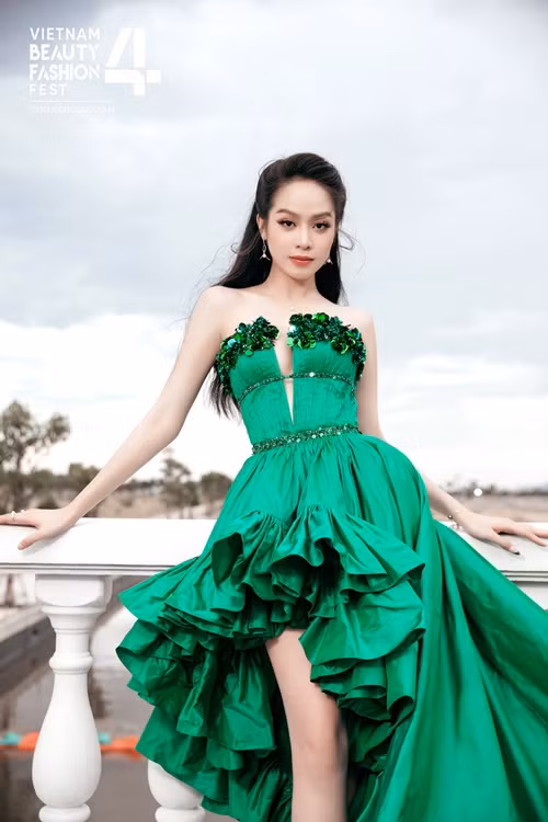 Chiếc mũi cao vút của Thanh Thủy khiến cô càng xinh đẹp.