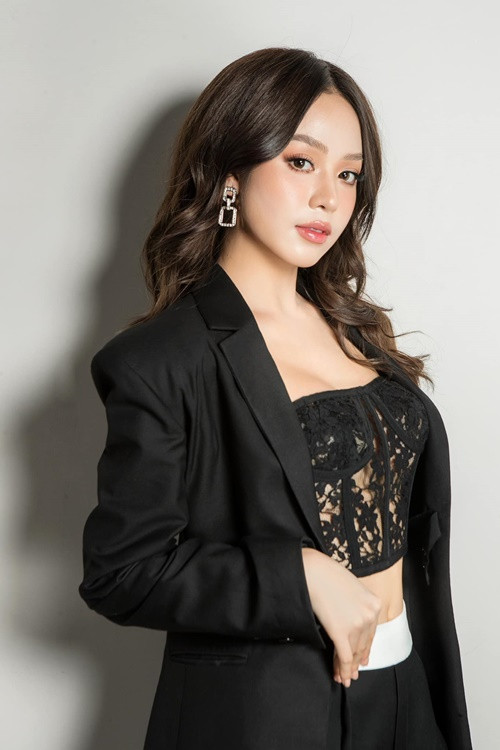 Nàng hậu khoe vòng một đầy đặn mà không cần sự hỗ trợ của phụ kiện.