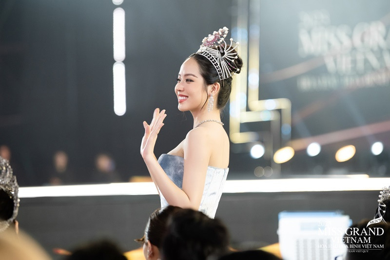 Thanh Thủy chuộng mặc váy áo kiểu dáng cúp ngực hoặc quây ngực.