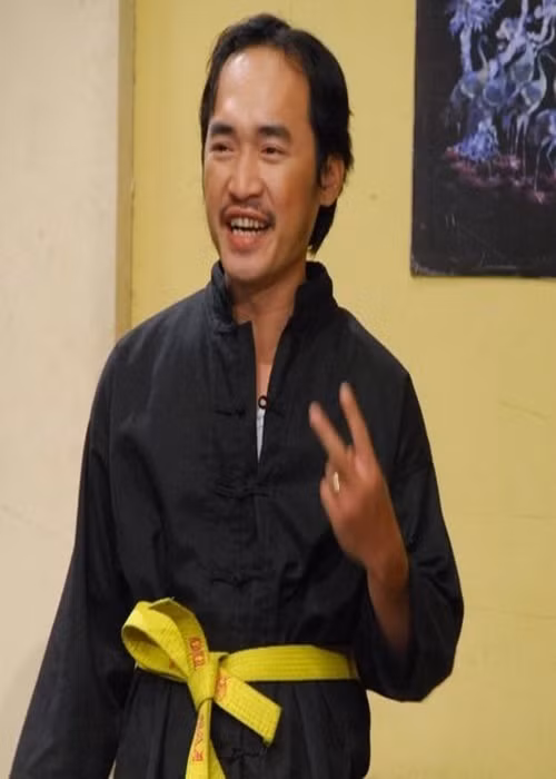 Tiến Luật không được đào tạo diễn xuất bài bản. Theo VOV, năm 16 tuổi, anh tham gia câu lạc bộ Sân khấu của Trung tâm hoạt động Thanh thiếu niên. Long Đẹp Trai là chủ nhiệm câu lạc bộ. Ảnh: FBNV.