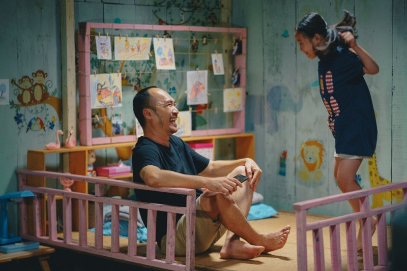 Năm 2022, Tiến Luật lần đầu đóng chính phim điện ảnh. Vai diễn của anh là ông bố đơn thân trong Dân chơi không sợ con rơi. Nhiều khán giả khen ngợi Tiến Luật diễn tròn vai. Ảnh: VOV.