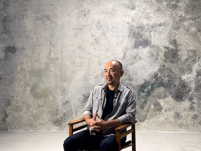 “Tôi chuẩn bị cắt tóc, đổ xăng chạy đến nơi, sau đó đợi từ 5h30 sáng đến 4h chiều mà vẫn rất vui vẻ chỉ để quay xong cảnh quỳ trong nhà thờ”, diễn viên Tiến Luật kể. Ảnh: FBNV.