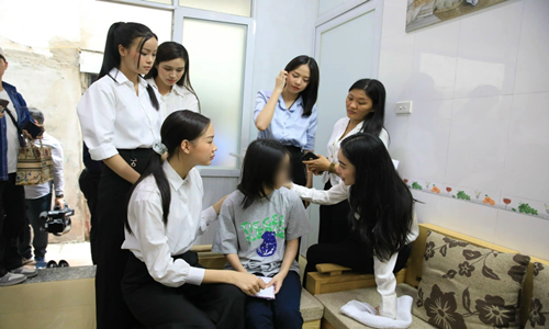 Hoa hau Bao Ngoc nhan nuoi be gai mat bo me trong vu chay-Hinh-2