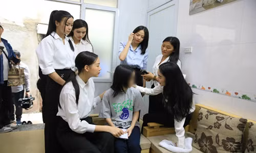 Hoa hau Bao Ngoc nhan nuoi be gai mat bo me trong vu chay-Hinh-2