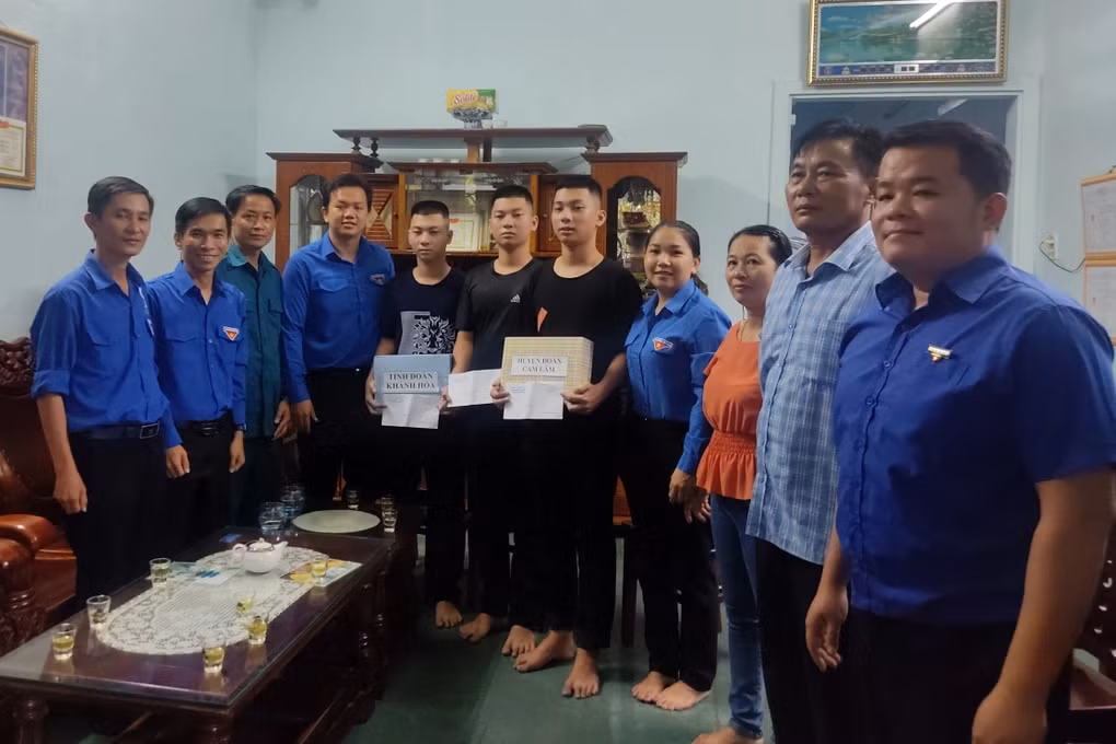 Anh em sinh ba cung do vao Truong Si quan Khong quan-Hinh-2