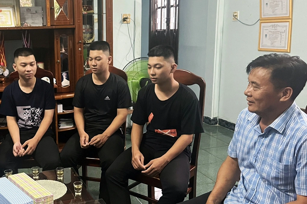 Anh em sinh ba cung do vao Truong Si quan Khong quan