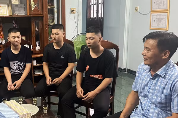 Anh em sinh ba cung do vao Truong Si quan Khong quan