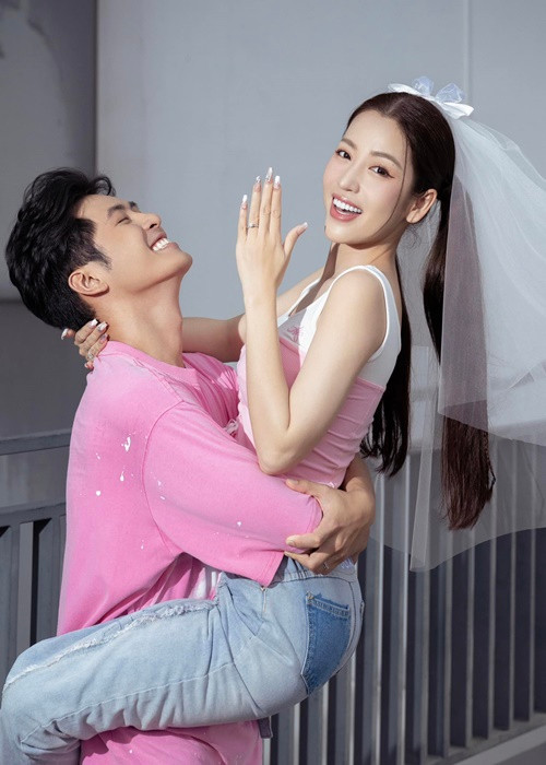 Sau 3 năm vướng nghi vấn tình cảm, Puka - Gin Tuấn Kiệt vừa thừa nhận là một cặp. Mới đây, nhân dịp sinh nhật, Gin Tuấn Kiệt đăng tải hình ảnh bên Puka. Đáng chú ý, Puka khoe nhẫn cầu hôn. Ảnh: FBNV.