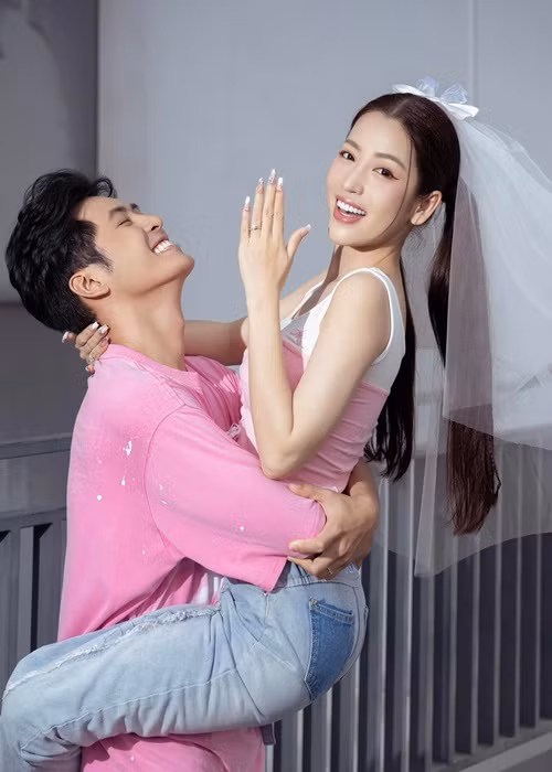 Sau 3 năm vướng nghi vấn tình cảm, Puka - Gin Tuấn Kiệt vừa thừa nhận là một cặp. Mới đây, nhân dịp sinh nhật, Gin Tuấn Kiệt đăng tải hình ảnh bên Puka. Đáng chú ý, Puka khoe nhẫn cầu hôn. Ảnh: FBNV.