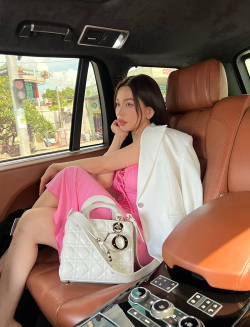 Nữ ca sĩ đang có cuộc sống xa hoa. Khán giả thường thấy cô đi xe hơi tiền tỷ, check in nơi sang chảnh, mặc đồ hiệu. Ảnh: FBNV.