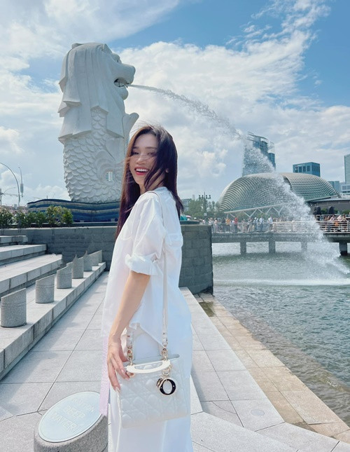 Gu người yêu của Sĩ Thanh hiện tại là đàn ông tài giỏi, bản lĩnh thay vì điển trai, cơ bụng 6 múi. "Người có thể chinh phục tôi phải là một người tài giỏi, bản lĩnh mà tôi ngưỡng mộ và kính trọng. Người đó mang đến cho tôi chỗ dựa vững chắc về tinh thần lẫn vật chất để ước mơ về cuộc sống viên mãn trở thành hiện thực", Sĩ Thanh chia sẻ trên Dân Trí. Ảnh: FBNV.