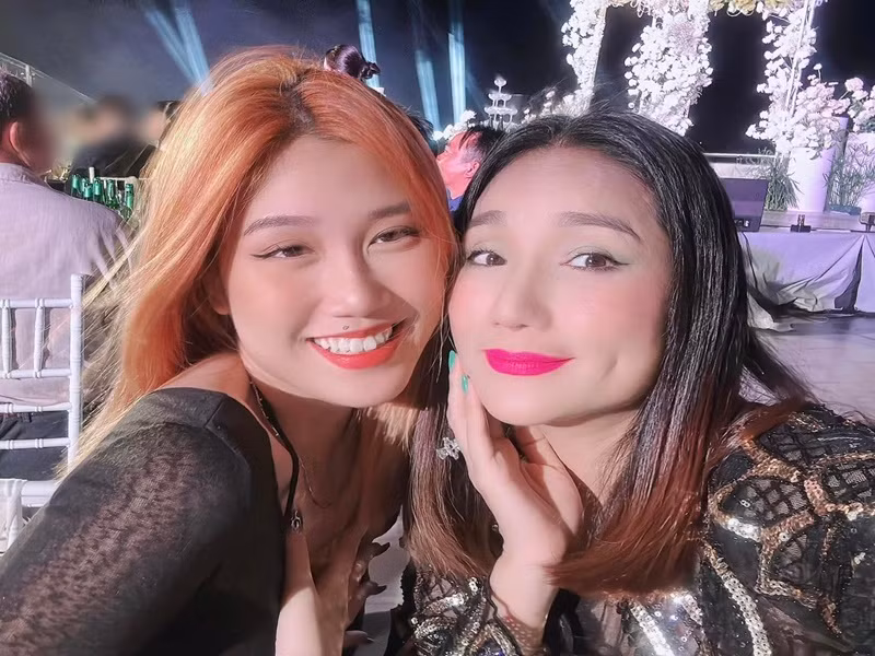 Cát Tường đang một mình nuôi con gái. Nữ MC ly hôn năm con 2 tuổi. Chồng cũ của Cát Tường là Việt kiều. Theo Zing, Cát Tường chia tay vì chồng cũ ngoại tình. Người thứ ba xen ngang vào, phá vỡ gia đình Cát Tường là một cô gái 19-20 tuổi. Ảnh: FBNV.