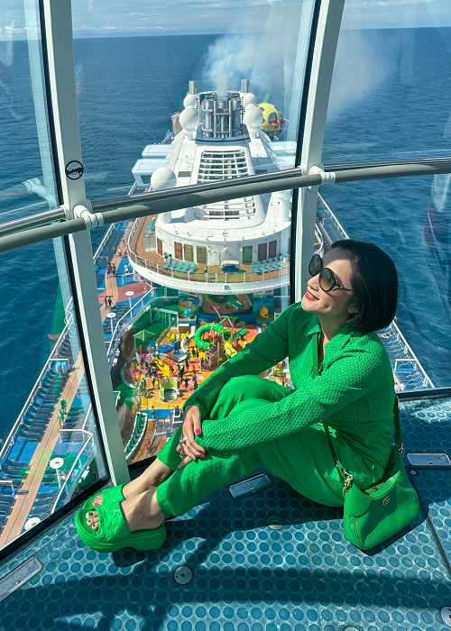 Nữ MC có cuộc sống khá xa hoa. Tháng 7 vừa qua, cô khoe nghỉ dưỡng trên du thuyền 16 tầng ở nước ngoài. Ảnh: FBNV.